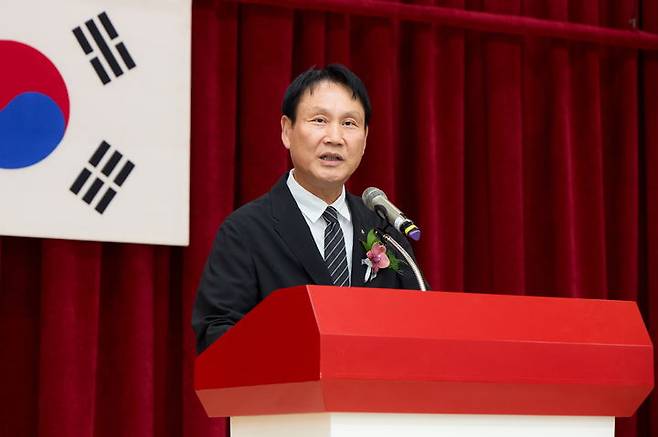 [통영=뉴시스] 신정철 기자= 통영시는 지난 1일 오후 통영시청 강당에서 직원 200여 명이 참석한 가운데 제25대 허대양 부시장 취임식을 개최했다.이날 허대양 신임 부시장은 취임사를 통해 “선택과 집중을 통한 행정의 성과 제고를 위해 적극 지원하고, '약속의 땅, 미래 100년의 도시 통영' 건설을 위해 최선을 다하겠다”고 말했다.사진은 취임식 모습.(사진=통영시 제공).2025.07.02. photo@newsis.com *재판매 및 DB 금지