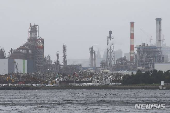 [가와사키=AP/뉴시스] 일본 정부가 2026회계연도에 본격 도입할 탄소배출권거래제에서 '탄소 크레딧' 구매 한도를 총 배출량의 10%로 제한하기로 했다고 요미우리신문이 2일 보도했다. 사진은 2020년 7월1일 일본 가와사키시 게이힌 공업지대에 밀집한 공장들. 2025.07.02.
