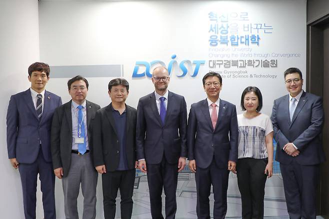 [대구=뉴시스]주한 핀란드 유리 예르비아호(Jyri Järviaho) 대사가 대구경북과학기술원(DGIST)을 방문했다.(사진=DGIST 제공) photo@newsis.com *재판매 및 DB 금지