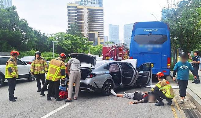 [인천=뉴시스] 2일 오전 인천 연수구 송도국제도시 한 도로에서 발생한 교통사고 현장 모습. (사진=인천소방본부 제공) 2025.07.02. photo@newsis.com *재판매 및 DB 금지