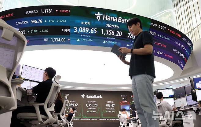 [서울=뉴시스] 조성우 기자 = 1일 오후 서울 중구 하나은행 딜링룸에서 딜러들이 업무를 보고 있다. 2025.07.01. xconfind@newsis.com