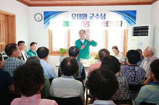 [의령=뉴시스]갑을경로당 방문한 오태완 의령군수.2025.07.02.photo@newsis.com *재판매 및 DB 금지