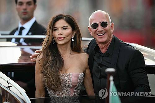 제프 베이조스 커플 [AFP 연합뉴스 자료사진]
