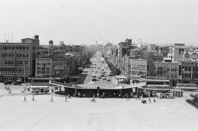 대전시 사진기록물 아카이브'대전찰칵'에 있는 1970년대 대전역 옥상에서 본 옛 충남도청 전경. 대전시 제공