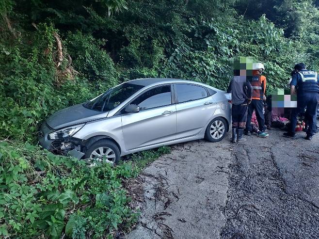 지난 1일 오후 6시 29분쯤 전북 진안군 성수면의 한 마을 인근 도로에서 달리던 차가 배수로에 빠져 80대 여성 A씨 등 4명이 부상을 입어 병원에 이송됐다. 전북소방본부 제공