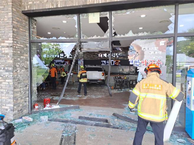 2일 오전 11시32분쯤 강원 강릉시 성산면 보광리 영동고속도로 강릉 대관령 휴게소(강릉방향)에서 A(여·80대)씨가 운전하던 SUV 차량이 휴게소 식당가로 돌진해 10명이 중경상을 입었다. 강원소방본부 제공