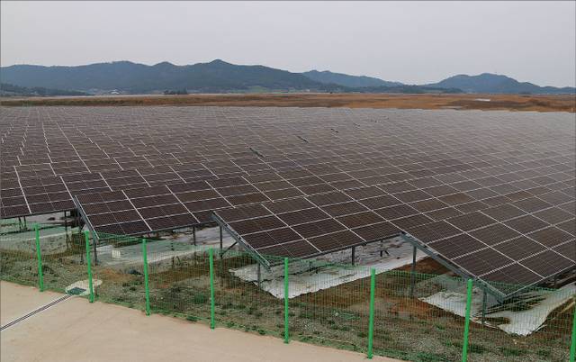 이재명정부가 재생에너지 중심의 에너지 전환을 본격화하면서, 태양광 발전 수익을 주민과 나누는 ‘햇빛연금’이 농촌 정책의 새로운 화두로 떠올랐다. ‘햇빛연금’ 대표 모델인 전남 신안에서는 정책에 대한 주민 만족도가 여전히 높다. 사진은 신안군 안좌면에 있는 안좌쏠라시티 태양광발전소.