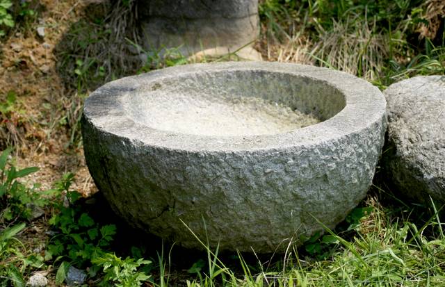 우묵하게 파인 반구형 돌항아리 ‘확독’. 목아불교박물관