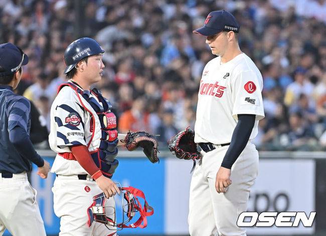 [OSEN=부산, 이석우 기자]  롯데 자이언츠 정보근, 데이비슨  / foto0307@osen.co.kr