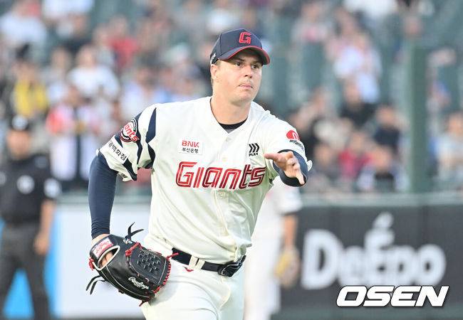 [OSEN=부산, 이석우 기자] 1일 부산 사직야구장에서 2025 신한 SOL 뱅크 KBO 리그 롯데 자이언츠와 LG 트윈스의 경기가 열렸다. 홈팀 롯데는 데이비슨이, 방문팀 LG는 에르난데스가 선발 출전했다.롯데 자이언츠 선발 투수 데이비슨이 4회초 LG 트윈스 문성주의 투수 앞 땅볼을 1루에 던지고 있다. 2025.07.01 / foto0307@osen.co.kr
