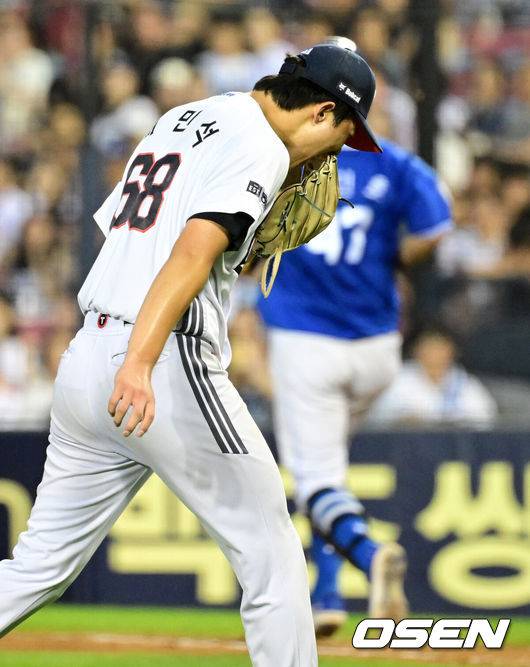 [OSEN=잠실, 지형준 기자] 1일 오후 서울 잠실구장에서 ‘2025 신한 SOL Bank KBO리그’ 두산 베어스와 삼성 라이온즈의 경기가 열렸다.두산은 최민석, 삼성은 아리엘 후라도가 선발로 나섰다.7회초 1사 1,3루에서 두산 최민석이 삼성 강민호를 병살 처리하며 기뻐하고 있다. 2025.07.01 /jpnews@osen.co.kr