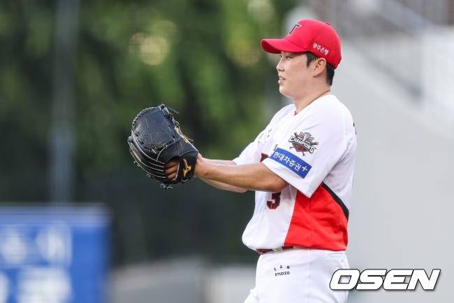 야수진의 호수비에 박수를 보내는 김건국./KIA 타이거즈 제공