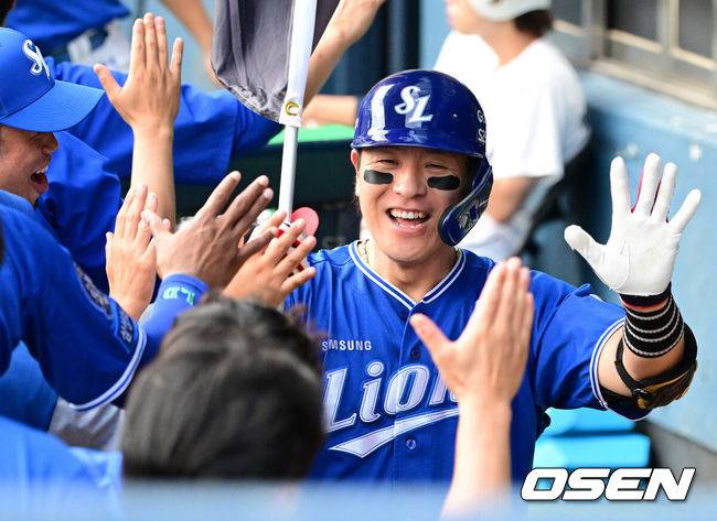 [OSEN=잠실, 지형준 기자] 1일 오후 서울 잠실구장에서 ‘2025 신한 SOL Bank KBO리그’ 두산 베어스와 삼성 라이온즈의 경기가 열렸다.두산은 최민석, 삼성은 아리엘 후라도가 선발로 나섰다.2회초 1사 1루에서 삼성 강민호가 선제 좌월 투런포를 날리며 동료선수들과 기뻐하고 있다. 2025.07.01 /jpnews@osen.co.kr