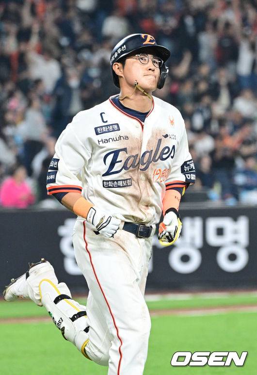 [OSEN=대전, 최규한 기자] 한화 채은성이 달아나는 홈런을 치고 그라운드를 돌고 있다. 2025.04.18 / dreamer@osen.co.kr
