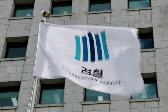 ▲심우정 검찰총장이 1일 전격 사의를 밝혔다. 이재명 정부가 추진하는 검찰 개혁에 대해서는 우회적으로 강한 우려를 표명했다. 심 총장은 이날 200여자 분량의 짧은 입장문을 내고 "저는 오늘 검찰총장의 무거운 책무를 내려놓는다"며 "여러 상황을 고려했을 때 지금 직을 내려놓는 것이 제 마지막 책임을 다하는 것이라고 판단했다"고 밝혔다. 사진은 1일 서울 서초구 대검찰청. ⓒ연합뉴스