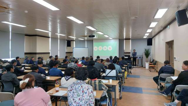 ▲전북자치도 장수군이 올해 4월에 농업기술센터 교육장에서 지역 과수농가를 대상으로 과수화상병 예방교육에 나선 모습 ⓒ장수군