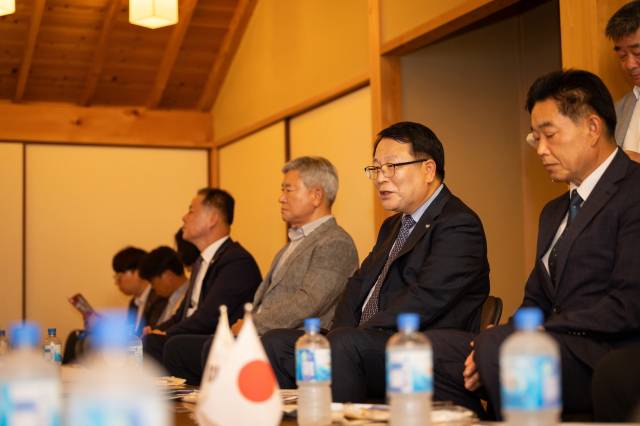 ▲정헌율 익산시장은 김경진 익산시의회 의장과 함께 2일 일본 오사카의 돈다바야시 시청을 방문해 요시무라 요시미 시장과 환담을 갖고 양 도시 간 교류협력 확대 방안을 논의했다. ⓒ익산시