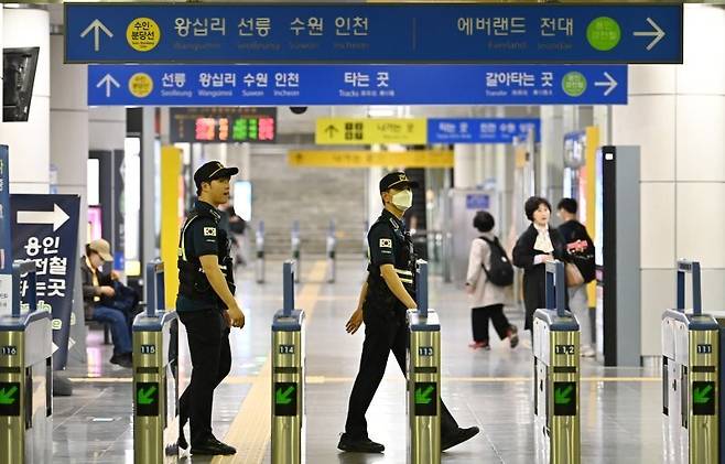 수도권 전철 수인분당선 기흥역에서 경찰이 경계활동을 하고 있다. 뉴시스