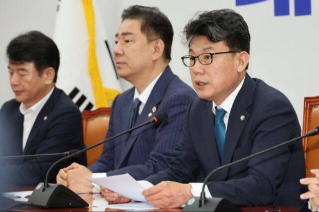 더불어민주당 진성준 정책위의장(오른쪽)이 지난 1일&nbsp;국회에서 열린 원내대책회의에서 발언하고 있다. 연합뉴스