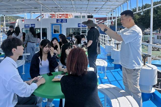 전국 주요 6개 대학 소속 실감미디어 관련 학과 재학생들이 전북 고군산군도 선유도 일대에서 실습형 교육 프로그램인 ‘섬에서 계절학기’를 진행하고 있다. 군산시 제공