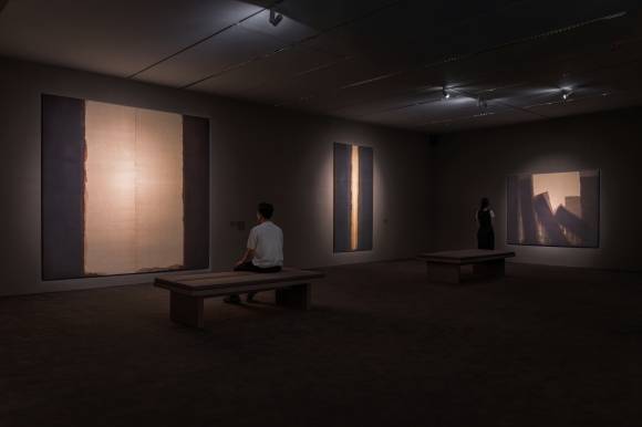 국립현대미술관 과천에서 상설전 ‘한국근현대미술Ⅰ,Ⅱ’가 함께 열리고 있다. 사진은 정재일 음악감독의 음악과 윤형근 화백의 작품을 동시에 감상할 수 있는 윤형근의 방 모습. 국립현대미술관 제공