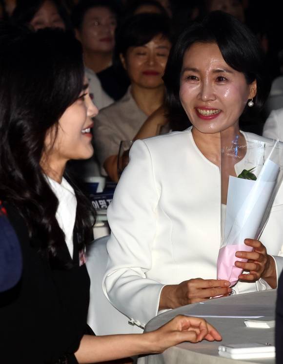 이재명 대통령의 배우자인 김혜경 여사가 1일 서울 중구 서울신라호텔 2층 다이너스티 홀에서 열린 제4회 여성기업주간 개막식에 참석해 어린이 합창단에게 꽃을 받고 환하게 웃고 있다. 2025.7.1 뉴시스