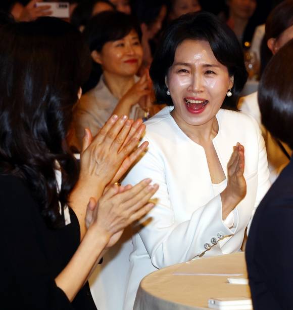 이재명 대통령의 배우자인 김혜경 여사가 1일 서울 중구 서울신라호텔 2층 다이너스티 홀에서 열린 제4회 여성기업주간 개막식에 참석해 어린이 합창단의 공연을 관람하며 환하게 웃고 있다. 2025.7.1 뉴시스