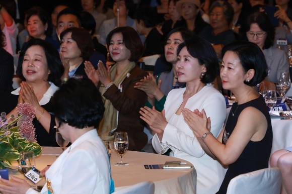 이재명 대통령의 배우자인 김혜경 여사가 1일 서울 중구 신라호텔 다이너스티홀에서 열린 제4회 여성기업주간 개막식에 참석해 유공자 포상을 보며 손뼉치고 있다. 2025.7.1 연합뉴스