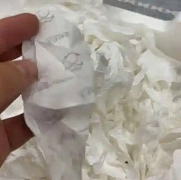 중국에서 한 소비자가 복숭아를 구매한 뒤, 포장 상자 바닥에서 생리대 자투리로 보이는 완충재를 발견해 논란이 일고 있다. 2025.6.27 광명망 캡처