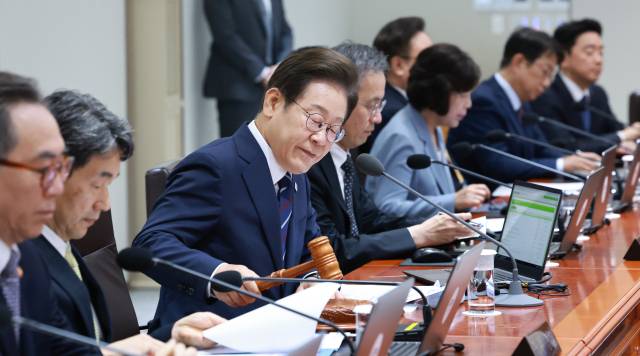 이재명 대통령이 1일 서울 용산 대통령실 청사에서 열린 국무회의에서 의사봉을 두드리며 개회 선언을 하고 있다.연합뉴스