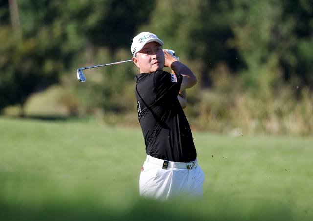 아이언 샷을 하고 있는 황인춘. 사진 제공=KPGA