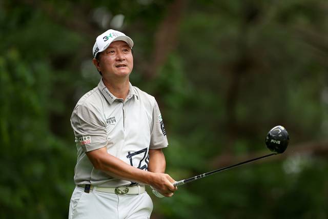 드라이버 샷을 하고 있는 황인춘. 사진 제공=KPGA