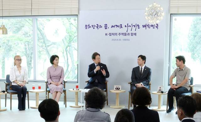 이재명 대통령과 김혜경 여사가 지난달 30일 서울 용산 대통령실 파인그라스에서 문화예술계 수상자들과 간담회를 하고 있다. 왼쪽부터 성악가 조수미, 김혜경 여사, 이 대통령, 토니상 6관왕을 석권한 뮤지컬 ‘어쩌면 해피엔딩’ 박천휴 작가, 넷플릭스 드라마 폭싹 속았수다’를 연출한 김원석 감독. 대통령실통신사진기자단