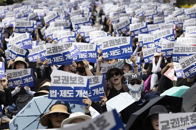6월14일 정부서울청사 인근에서 열린 ‘제주 교사 추모 및 교권 보호 대책 요구 전국 교원 집회’. ⓒ시사IN 이명익