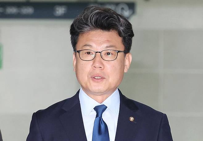 진성준 더불어민주당 정책위의장이 6월18일 서울 여의도 국회 의원회관에서 대통령실과 정부, 여당 등이 함께하는 추경안 관련 회의에 참석하기 위해 이동하고 있다. ⓒ연합뉴스