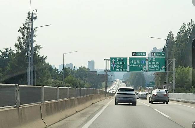 광주시가 당초 국비와 지방비 분담이 5대5인 호남고속도로 확장사업을 전액 국비로 추진하려는 방향 전환 시도가 실패로 돌아갔다. '시민 의견에 따르겠다'며 회군하면서다. 사실상 사업 보이콧 의사를 밝힌 지 닷새 만이다. '5일 천하'로 끝난 셈이다. 광주시가 이렇다 할 성과 없이 '백기 복귀'하면서 앞장서 밀어붙였던 강 시장의 리더십에도 일부 타격이 불가피할 것이라는 전망이 나온다. 호남고속도로 용봉지구 인근 모습 ⓒ시사저널 정성환