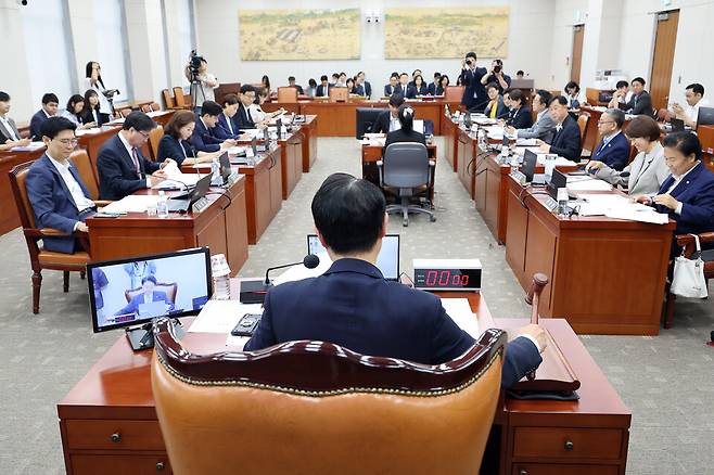 &nbsp;2일 서울 여의도 국회에서 열린 교육위원회 전체회의에서 더불어민주당 소속 김영호 위원장이 의사봉을 두드리고 있다. ⓒ연합뉴스
