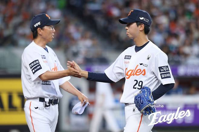 한화 황준서(오른쪽). 사진제공|한화 이글스