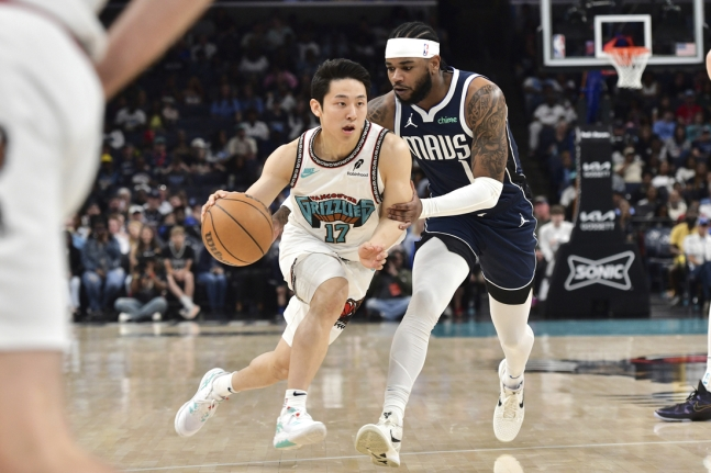 멤피스 가와무라 유키가 지난 4월 14일 댈러스와 시즌 최종전에서 드리블로 돌파하고 있다. AP연합뉴스