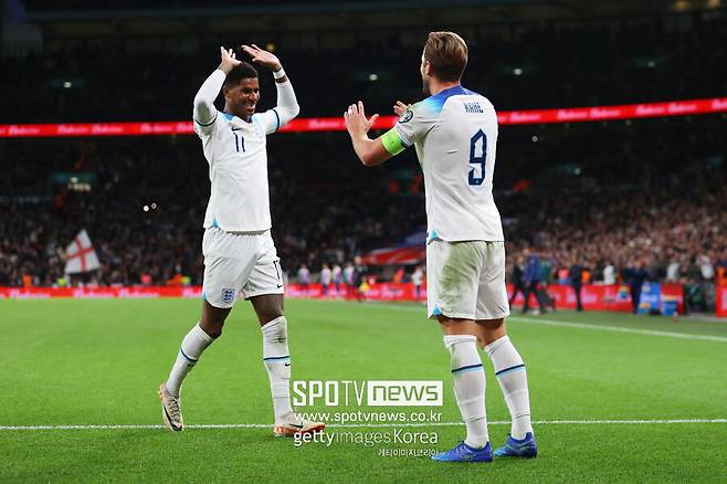 ▲ 올여름 대대적인 측면 개편에 착수한 바이에른 뮌헨이 마커스 래시포드(왼쪽)를 주타깃 명단에 추가해 영입을 추진 중이란 보도가 현지 유력 기자를 통해 제기됐다. 잉글랜드 대표팀 시절 '삼사자 군단' 전방을 책임진 해리 케인과 독일에서 재회할 수 있을지 유럽 축구계 관심이 집중되고 있다.