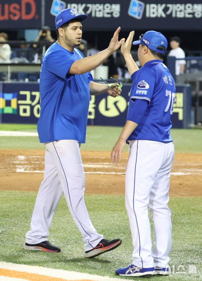 1일 경기를 마친 뒤 후라도(왼쪽)과 박진만 감독. /사진=뉴시스