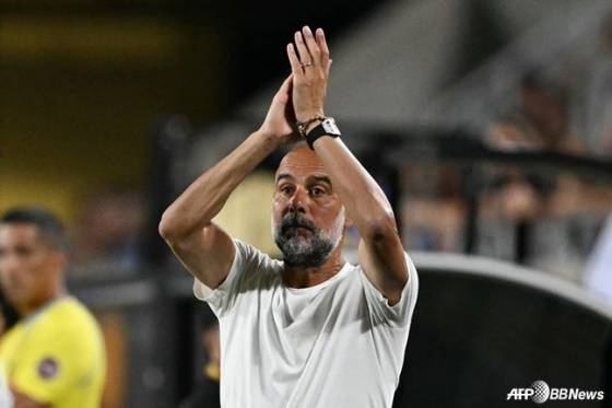 펩 과르디올라 감독이 지난 1일(한국시간) 미국 플로리다주 올랜도의 캠핑 월드 스타디움에서 열린 2025 국제축구연맹(FIFA) 클럽월드컵 16강전에서 박수 치고 있다. /AFPBBNews=뉴스1