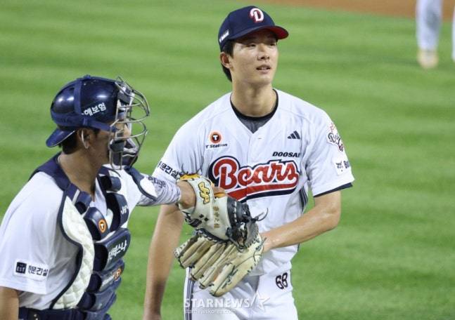 1일 삼성전에서 7회를 마친 뒤 포수 유현준과 하이파이브를 하고 있는 최민석(오른쪽). /사진=김진경 대기자