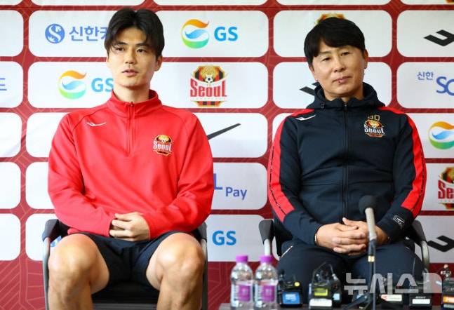 지난해 10월 FC서울 간담회에 참석한 기성용(왼쪽)과 김기동 감독. /사진=뉴시스