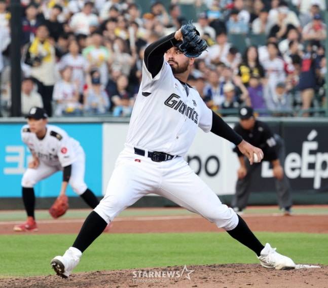 롯데 감보아가 2일 사직 LG전에서 투구하고 있다. /사진=강영조 선임기자