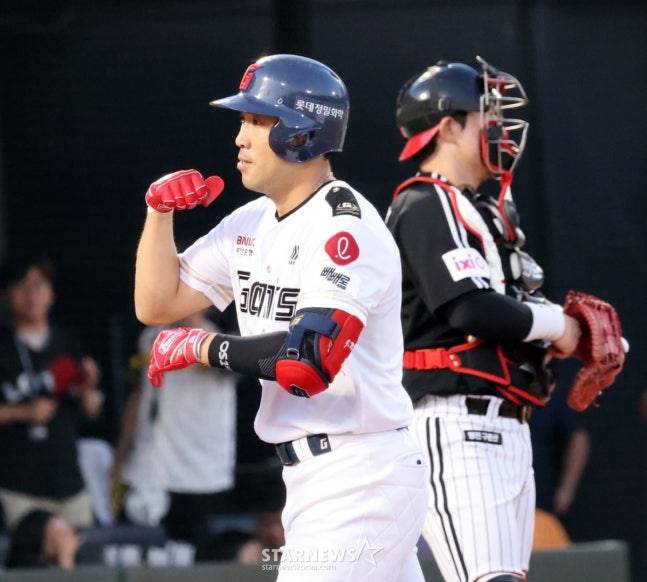 롯데 전준우(왼쪽)가 2일 사직 LG전에서 4회 선제 2점 홈런을 터트리고 있다. /사진=강영조 선임기자