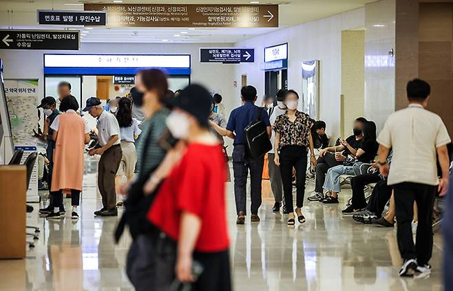 가구당 의료비 지출이 늘면서 민간보험 의존도도 높아지고 있다.[사진｜뉴시스]