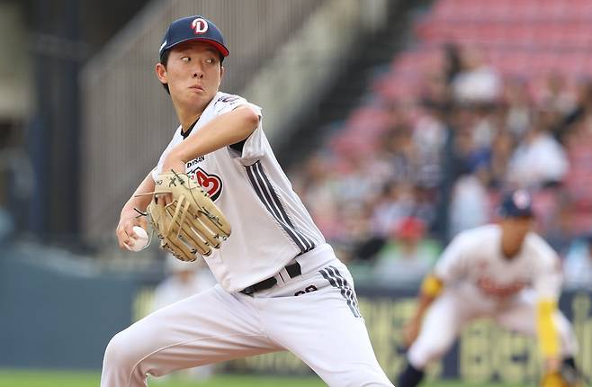 두산 베어스 신인투수 최민석이 1일 서울 잠실야구장에서 열린 삼성 라이온즈와의 홈경기에 선발 등판해 투구하고 있다. 두산 베어스