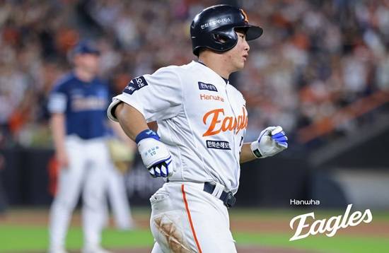 한화 이글스 외야수 문현빈이 1일 대전 NC 다이노스전에서 추격 솔로 홈런과 결승 스퀴즈 번트로 팀 역전승에 이바지했다. 문현빈은 3할 타율을 유지하면서 정규타석 기준 리그 타율 5위와 팀 내 타율 1위에 올라 있다. 한화 이글스