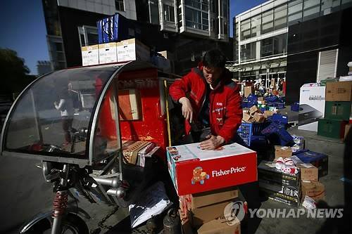 중국의 한 택배기사  [EPA=연합뉴스]